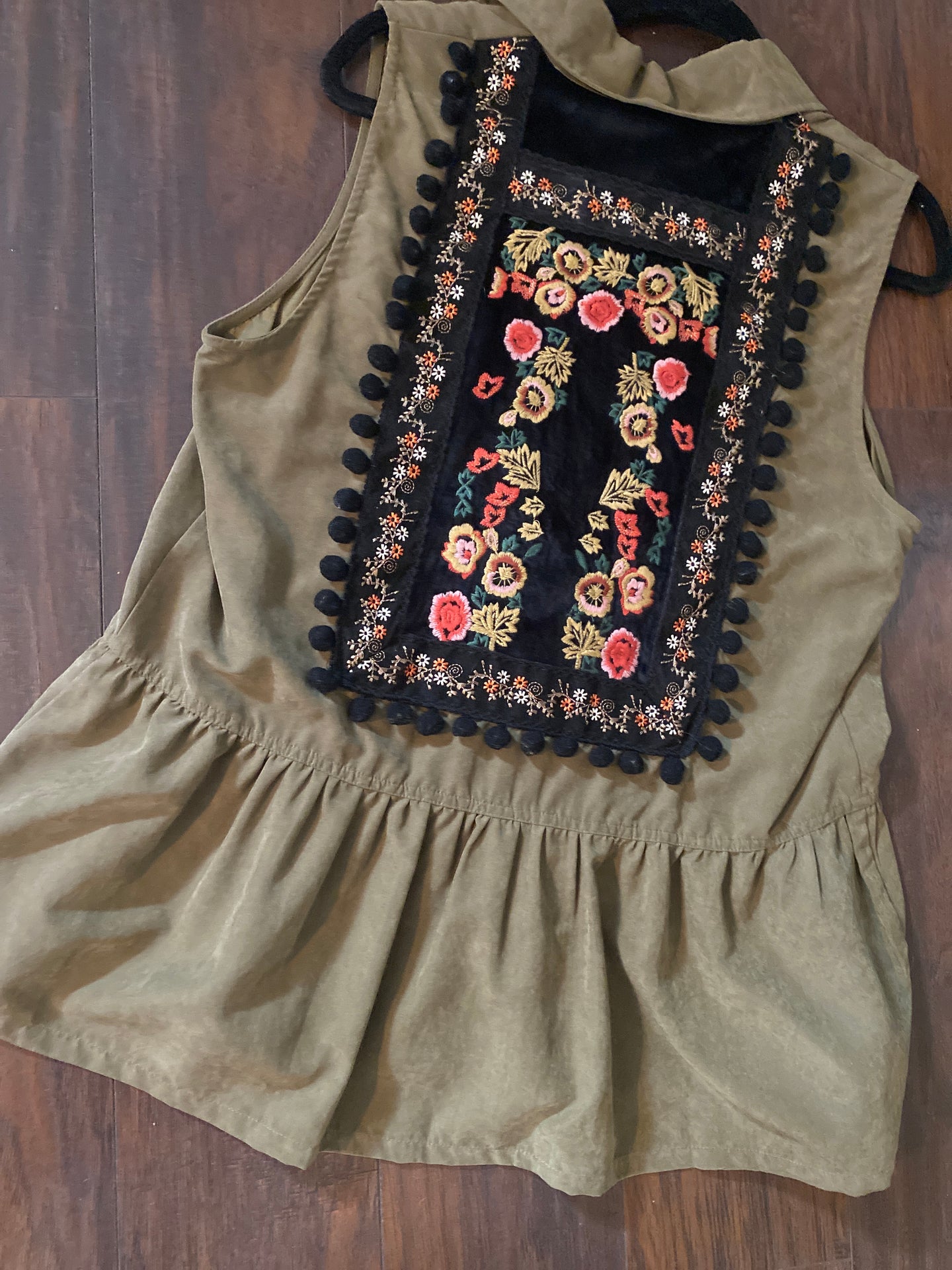 Vest Poms & Flowers